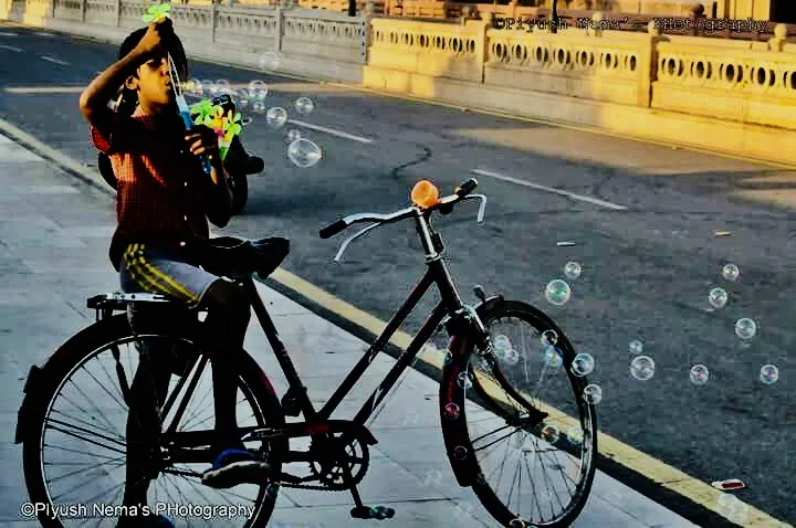 Bubble seller on a bridge at dawn — photography by Nemora