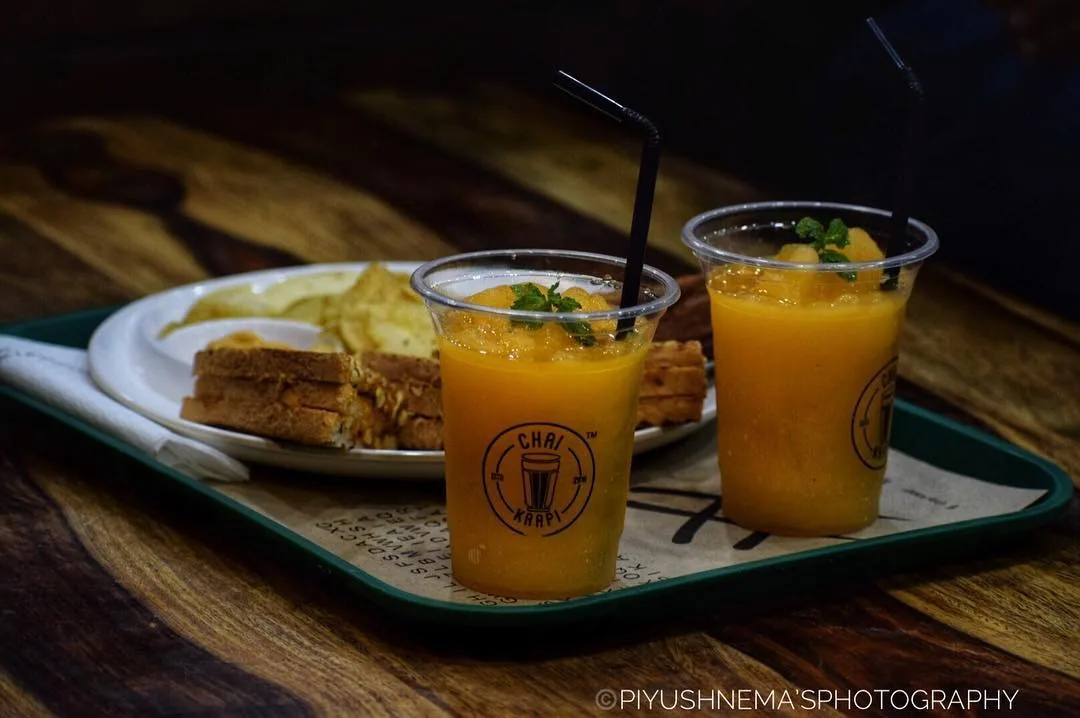 Café brunch and cold press — photography by Nemora