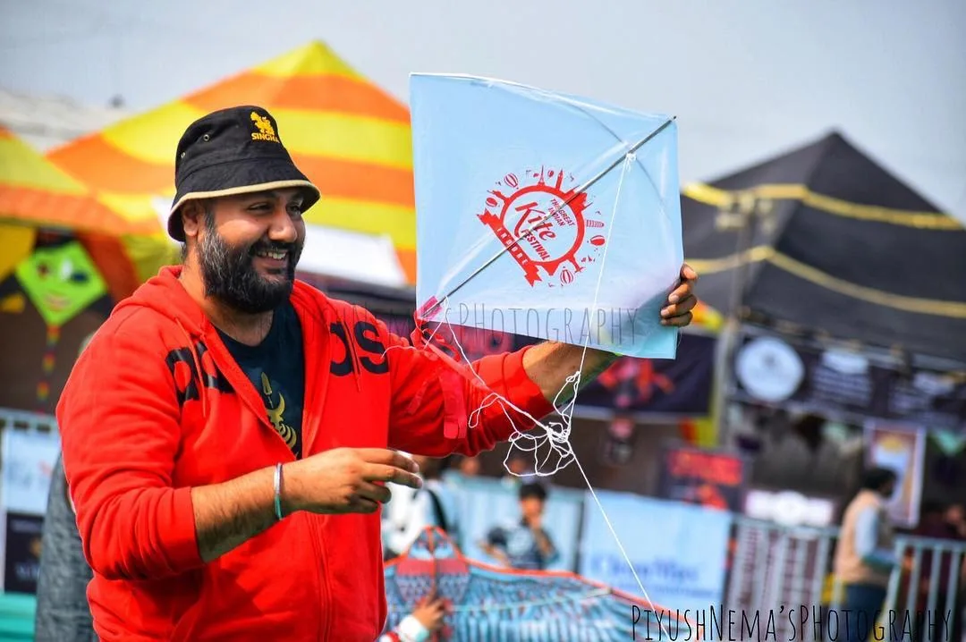 Kite flyer at the winter fair — photography by Nemora